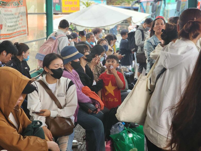 Người dân vội vã rời TP.HCM về quê nghỉ lễ, mệt mỏi đợi xe giữa thời tiết nắng nóng oi bức - 5