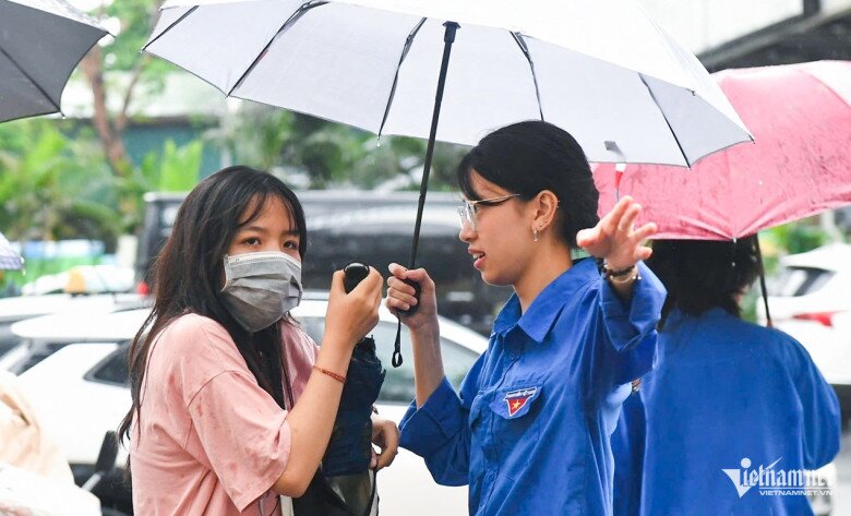 Các sĩ tử nhận được sự hỗ trợ từ lực lượng tình nguyện viên tại điểm thi. Ảnh: Thạch Thảo.