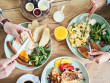 Dấu hiệu nào cảnh báo tình trạng xương yếu? Uống nước ngọt và ngại phơi nắng, đâu mới có hại hơn cho xương?