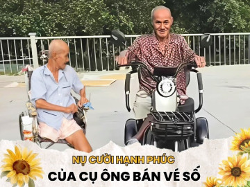 Xúc động hình ảnh cụ ông bán rau được chàng trai tặng mũ cối mới, nụ ...