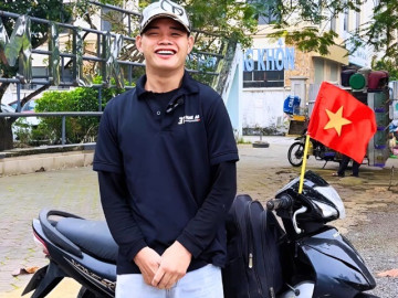 Gặp chàng trai khuyết tật chạy xe ba bánh vượt 1.500km, vừa đi vừa bán hàng mưu sinh để vào TP.HCM xem diễu binh