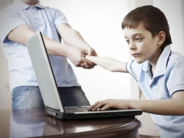 Thiếu lắng nghe, con tìm người tâm sự trên mạng xã hội: Bác sĩ tâm lý khuyên cha mẹ phải sửa mình trước