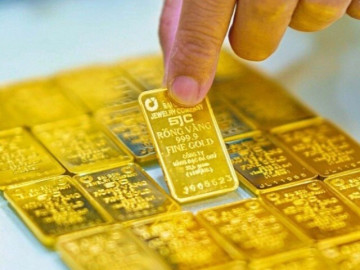 Nhiều người xếp hàng chờ mua vàng sau khi giá vàng miếng SJC, vàng nhẫn giảm
