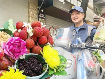 Người dân Hà Nội tất bật đi “chợ nhà giàu” sắm Tết Đoan Ngọ, giá cả tăng vọt, tiểu thương đóng gói rượu nếp không ngơi tay