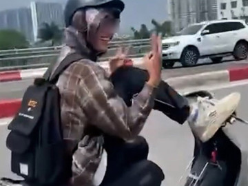 Clip nam thanh niên dùng chân lái xe máy, phóng vun vút trên đường Hà Nội