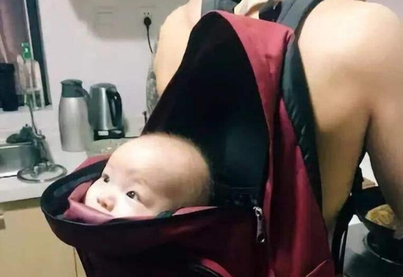 Con chịu khó ở yên trong đấy cho bố nấu ăn, không mẹ mắng cả 2 bố con mình nữa, khổ lắm!