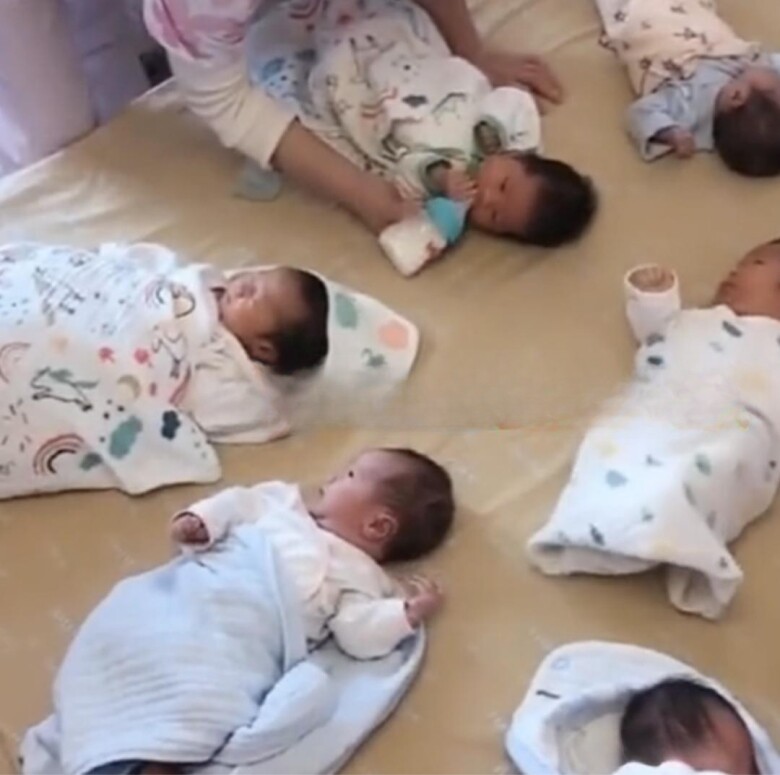 3 cô con gái sinh 3 cùng lúc, bà ngoại một mình chăm 9 cháu sơ sinh, ai nhìn cũng choáng - 2