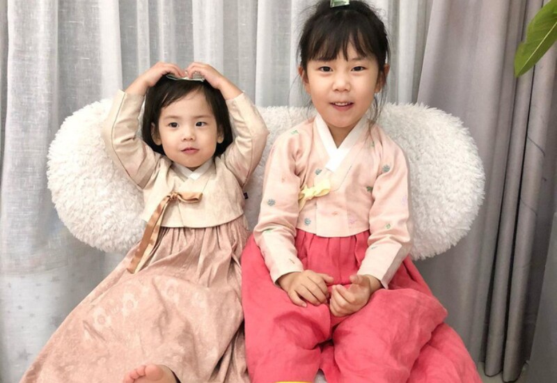 Eugene thường xuyên khoe những hình ảnh hạnh phúc của gia đình, và những khoảnh khắc đáng yêu của hai con trên trang cá nhân khiến dân mạng vô cùng thích thú, nhận được lượt “thả tim” lên đến hàng trăm ngàn.