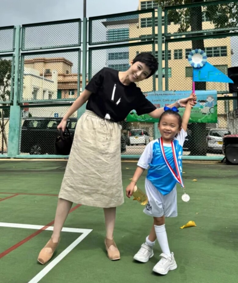 Con gái á hậu nổi tiếng học cùng lúc 2 trường mẫu giáo ăn ngủ vệ sinh trên xe 4 tuổi đạt thành tích khủng - 5