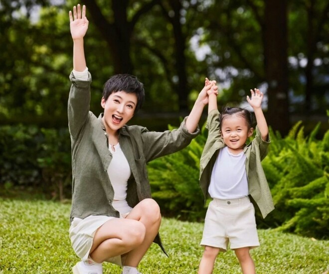 Con gái á hậu nổi tiếng học cùng lúc 2 trường mẫu giáo ăn ngủ vệ sinh trên xe 4 tuổi đạt thành tích khủng - 1