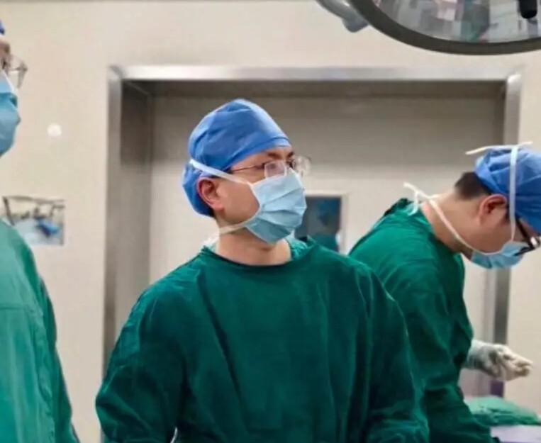 Bé gái 10 tuổi thường xuyên bỏ bữa sáng, bác sĩ phẫu thuật lấy hơn 200 viên sỏi ra khỏi dạ dày - 2