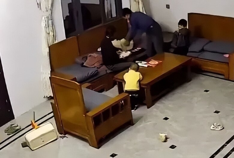 Bé gái 3 tuổi bị ông bà nội đánh liên tiếp, mẹ bất lực còn bố thờ ơ - 3