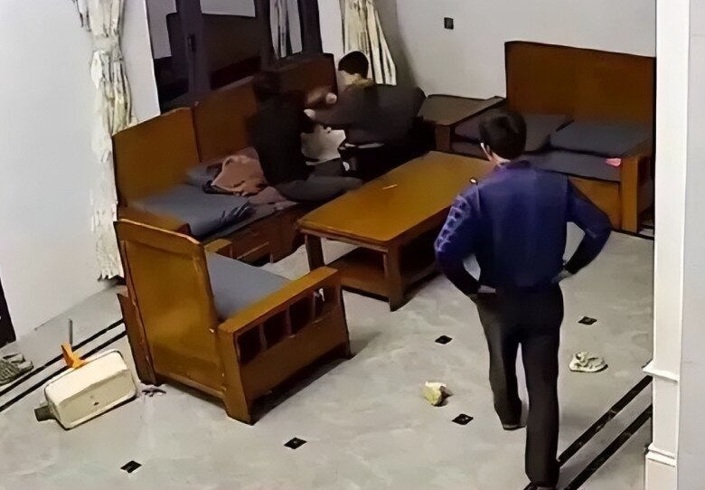 Bé gái 3 tuổi bị ông bà nội đánh liên tiếp, mẹ bất lực còn bố thờ ơ - 2