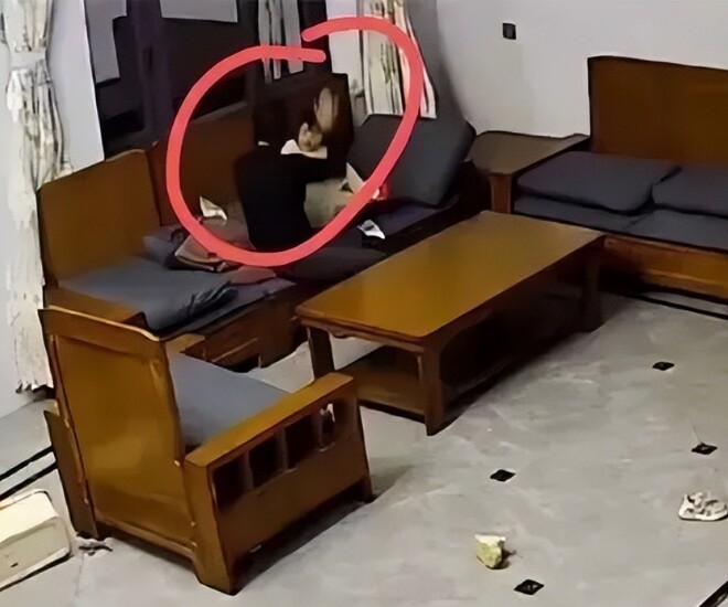 Bé gái 3 tuổi bị ông bà nội đánh liên tiếp, mẹ bất lực còn bố thờ ơ - 1