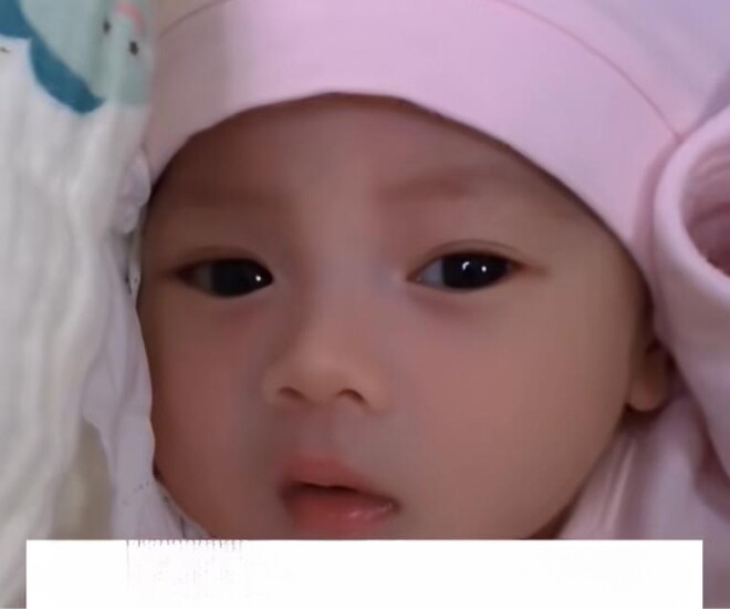 Bé gái khiến cả bệnh viện amp;#34;nháo nhàoamp;#34; vì vừa chào đời đã xinh như “hoa hậu”, dân tình tò mò diện mạo bố mẹ - 1