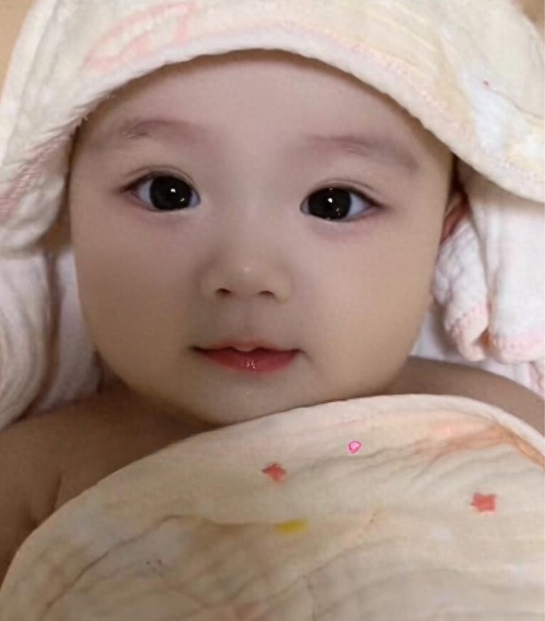 Bé gái sơ sinh chào đời đẹp như thiên thần, bác sĩ phải thốt lên: Hoa hậu tương lai! - 1