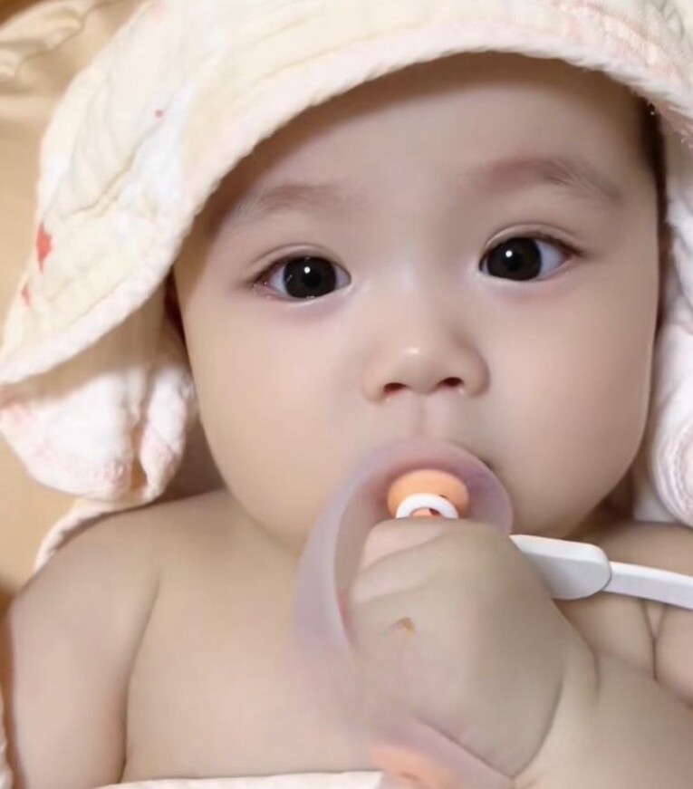 Bé gái sơ sinh chào đời đẹp như thiên thần, bác sĩ phải thốt lên: Hoa hậu tương lai! - 2