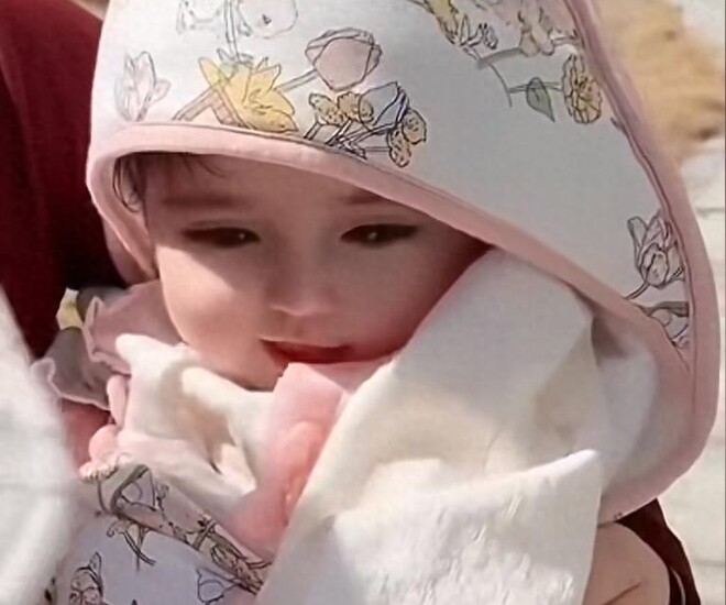 Bé sơ sinh diện mạo đẹp như hoa hậu dù bố mẹ bình thường, y tá thốt lên: “Đứa trẻ đã phẫu thuật thẩm mỹ” - 1