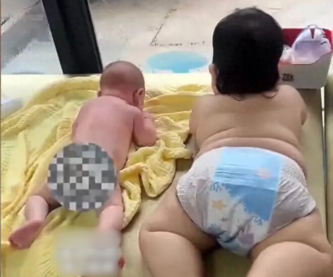 Bé trai 5 tháng tuổi đã to gấp đôi người anh 7 tháng, kết luận của bác sĩ khiến mẹ bỉm hối hận - 1