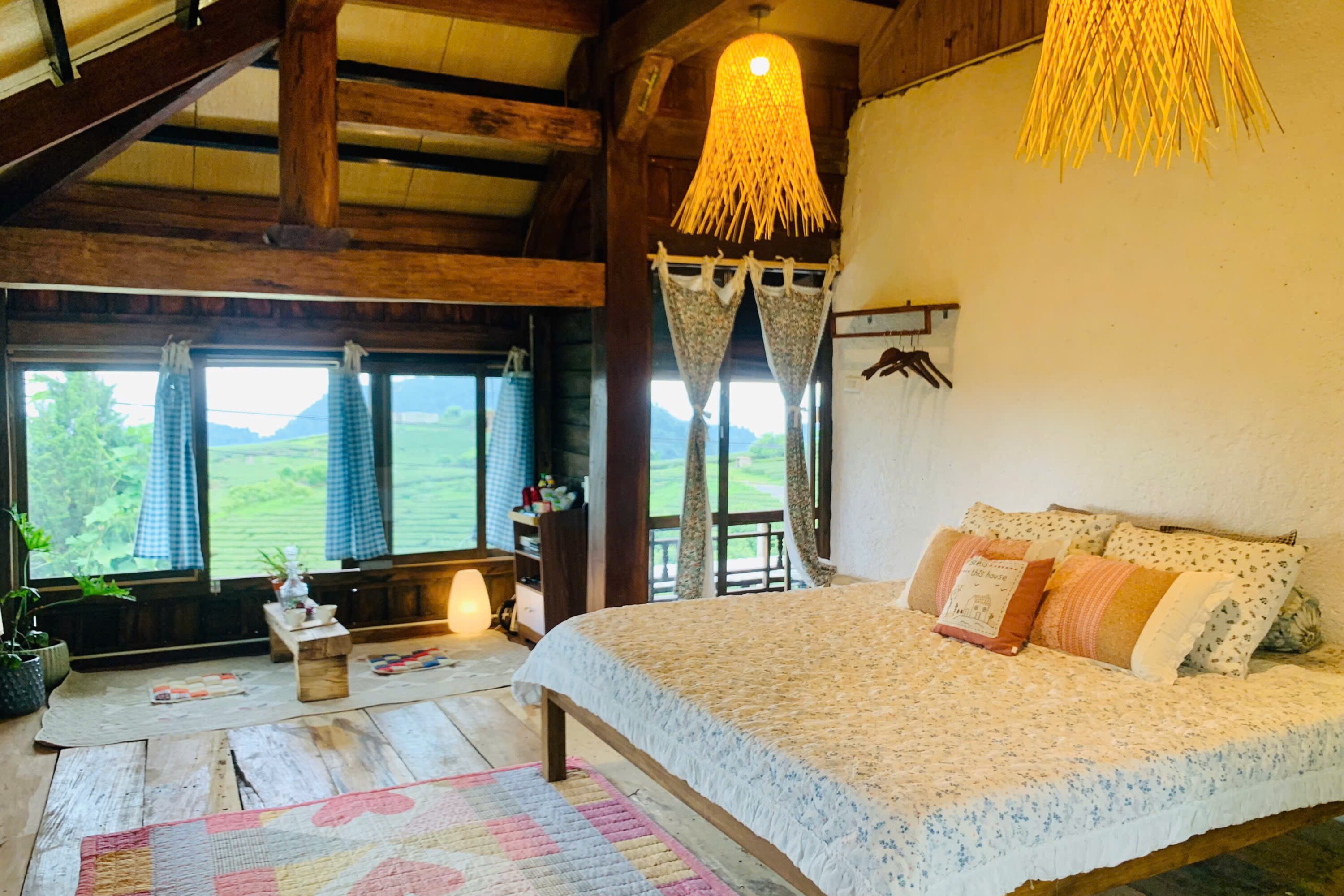 Bỏ phố về cao nguyên, cặp vợ chồng trẻ chi 2 tỷ đồng xây ngôi nhà gỗ đẹp như tranh giữa đồi chè xanh ngát - 5