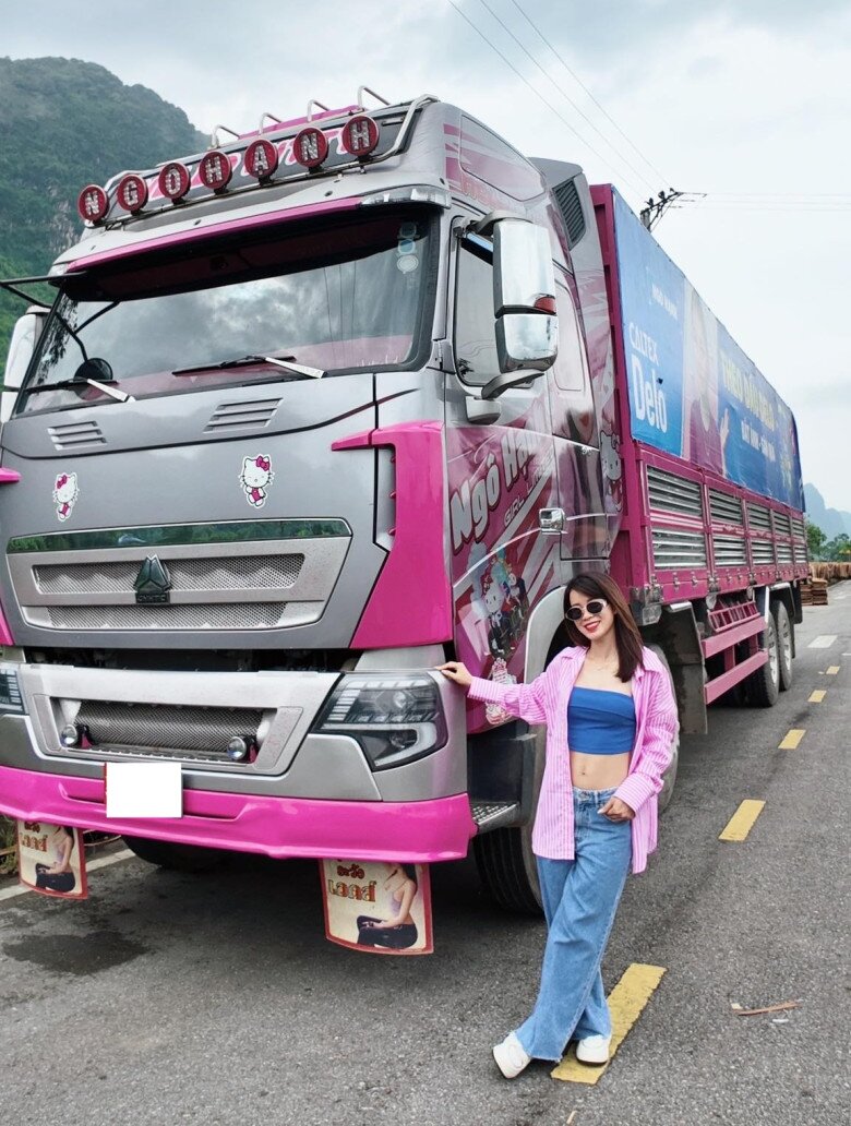 Nữ tài xế xinh đẹp làm mẹ đơn thân 2 con.