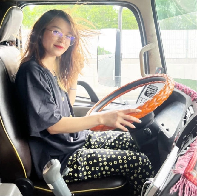 Bóng hồng xe tải Thái Nguyên 8 năm đưa con rong ruổi đường dài Bắc Nam, 19 tuổi làm mẹ đơn thân, 2 con khác cha - 4