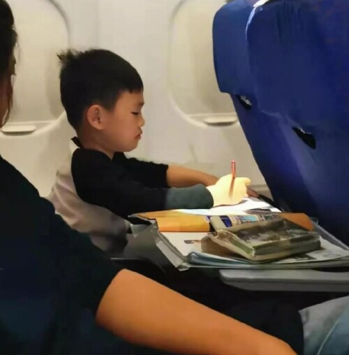 Loạt hình chụp trên một chuyến bay khiến cõi mạng trầm trồ, hoá ra đây là cách gia đình có điều kiện dạy con - 3
