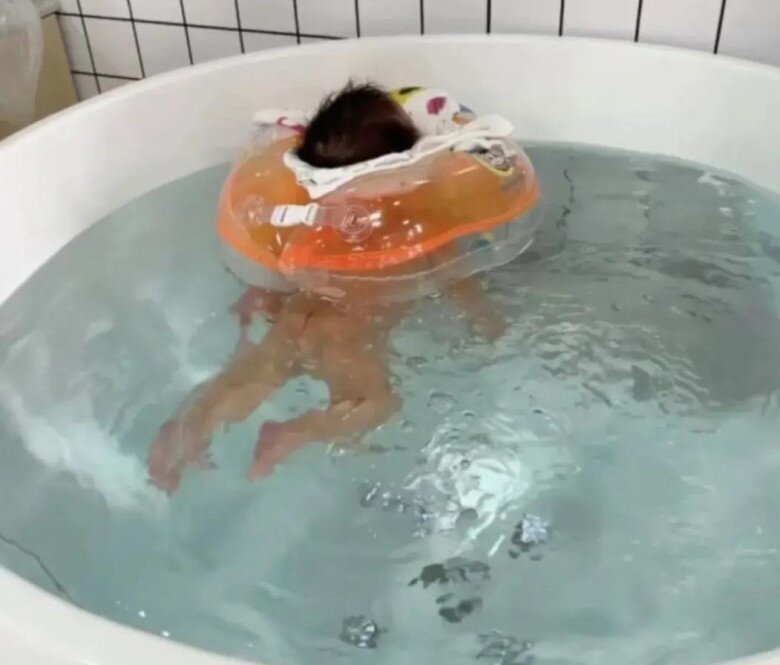Khoảnh khắc “1 giây trước thảm hoạ”, bé 2 tháng tuổi xinh như thiên thần gặp nạn với phao bơi đỡ cổ - 3