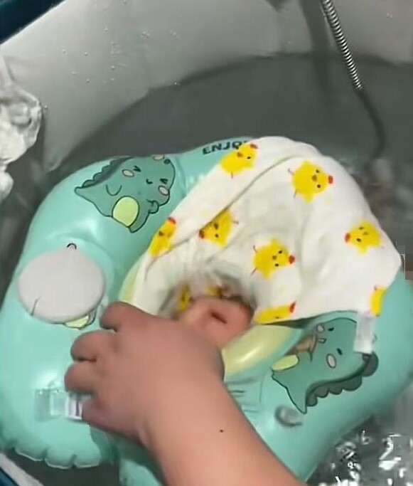 Khoảnh khắc “1 giây trước thảm hoạ”, bé 2 tháng tuổi xinh như thiên thần gặp nạn với phao bơi đỡ cổ - 2