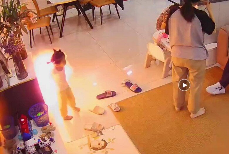 Camera trong nhà ghi lại cảnh tượng bé gái bỏ chạy khi đồ chơi trên tay phát nổ, chỉ vài giây nhưng ai cũng thất kinh - 3