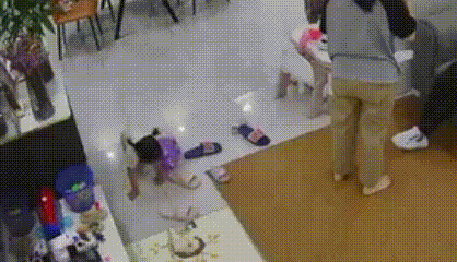 Camera trong nhà ghi lại cảnh tượng bé gái bỏ chạy khi đồ chơi trên tay phát nổ, chỉ vài giây nhưng ai cũng thất kinh - 2