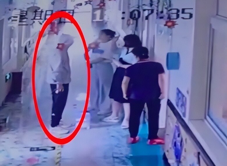 Camera trường học ghi lại cảnh một người đàn ông giả làm ông nội đến đón cháu, cái kết khiến nhiều phụ huynh rùng mình - 3