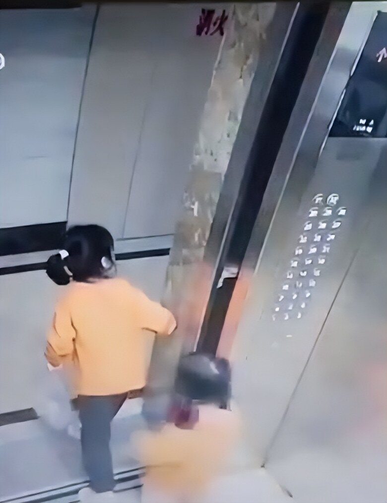 Hai bé gái bị một người phụ nữ đeo mặt nạ đe doạ trong thang máy và cái kết đau lòng - 6