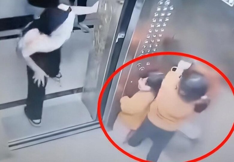 Hai bé gái bị một người phụ nữ đeo mặt nạ đe doạ trong thang máy và cái kết đau lòng - 4
