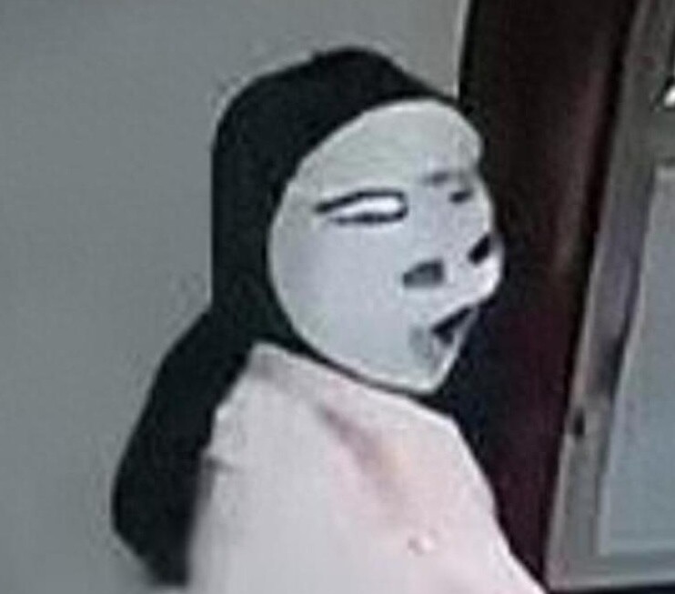 Hai bé gái bị một người phụ nữ đeo mặt nạ đe doạ trong thang máy và cái kết đau lòng - 2