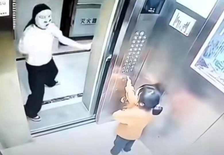 Hai bé gái bị một người phụ nữ đeo mặt nạ đe doạ trong thang máy và cái kết đau lòng - 3