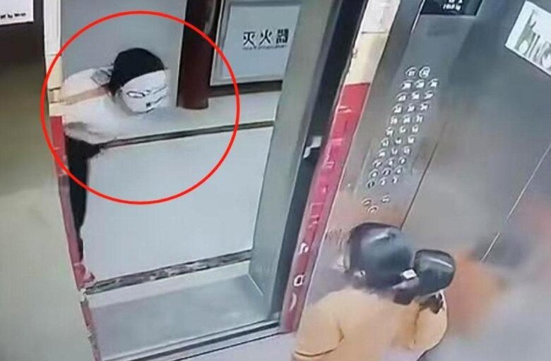 Hai bé gái bị một người phụ nữ đeo mặt nạ đe doạ trong thang máy và cái kết đau lòng - 5