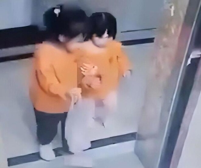 Hai bé gái bị một người phụ nữ đeo mặt nạ đe doạ trong thang máy và cái kết đau lòng - 1