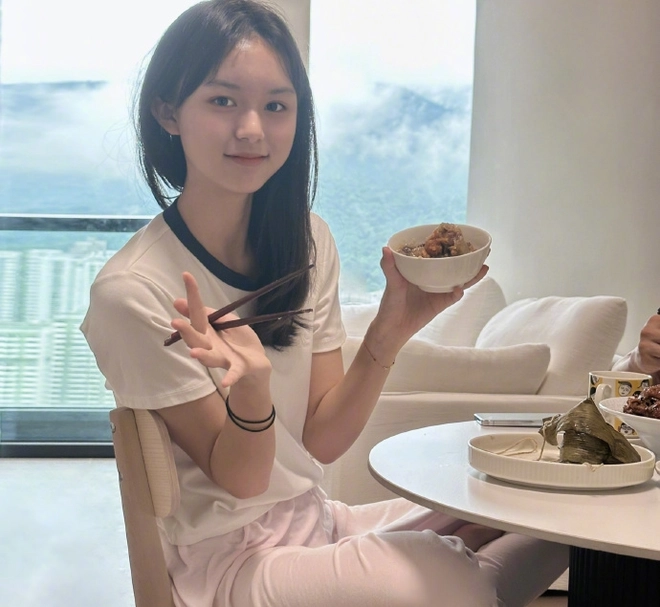 Cô bé 2 tuổi bị cả nước cấm phẫu thuật thẩm mỹ vì quá đẹp, và cái kết không ngờ ở tuổi dậy thì - 6