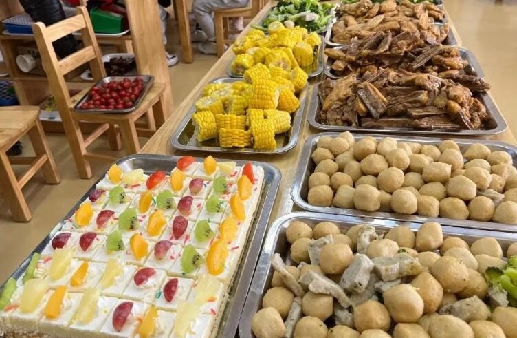 Cô giáo chụp ảnh cơm trưa ở trường mẫu giáo gửi vào nhóm lớp, hội phụ huynh kéo nhau đến trường đòi gặp hiệu trưởng - 3