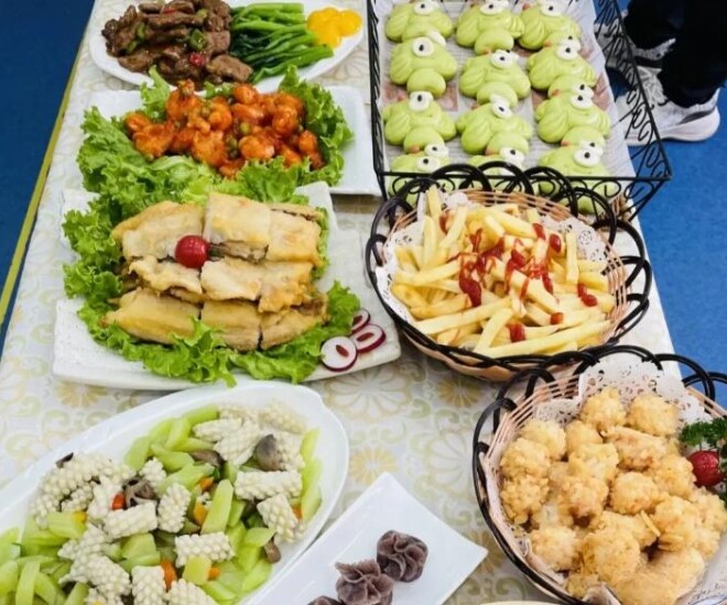 Cô giáo chụp ảnh cơm trưa ở trường mẫu giáo gửi vào nhóm lớp, hội phụ huynh kéo nhau đến trường đòi gặp hiệu trưởng - 1