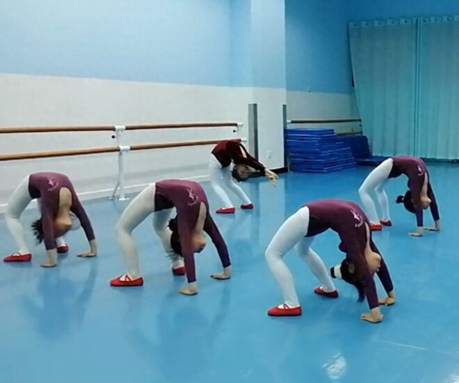 Cô giáo ở lớp gọi điện báo con gái không đi được, mẹ hoảng loạn khi nghe bác sĩ nói có nguy cơ liệt - 1