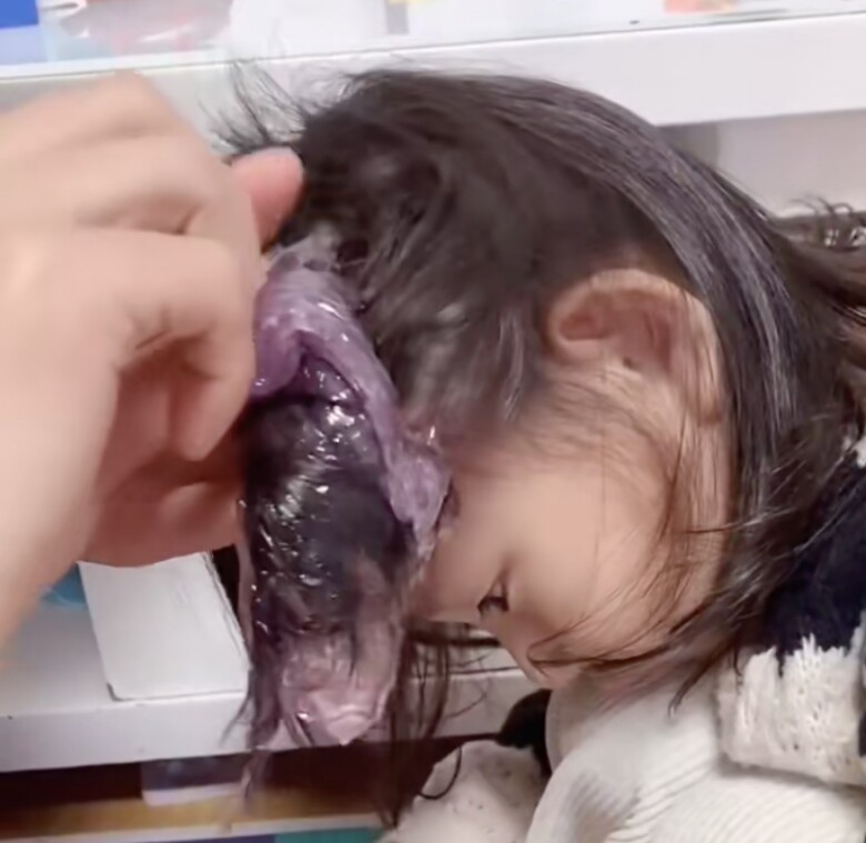 Con gái kêu cứu trong nhà tắm, người mẹ chạy vào kiểm tra thì phát hoảng - 4