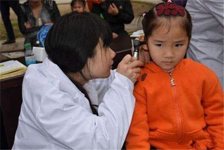 Con gái mẫu giáo bị sinh vật lạ chui vào tai, chỉ với một hành động người mẹ được bác sĩ khen “Rất thông minh” - 3