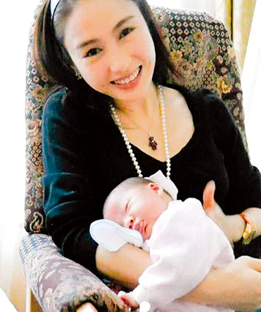 “Đệ nhất mỹ nhân” gả cho tỷ phú tật nguyền hơn 15 tuổi, sinh 3 con gái được chồng tặng siêu du thuyền 1.600 tỷ - 5