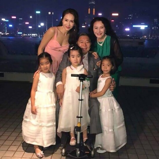 “Đệ nhất mỹ nhân” gả cho tỷ phú tật nguyền hơn 15 tuổi, sinh 3 con gái được chồng tặng siêu du thuyền 1.600 tỷ - 8
