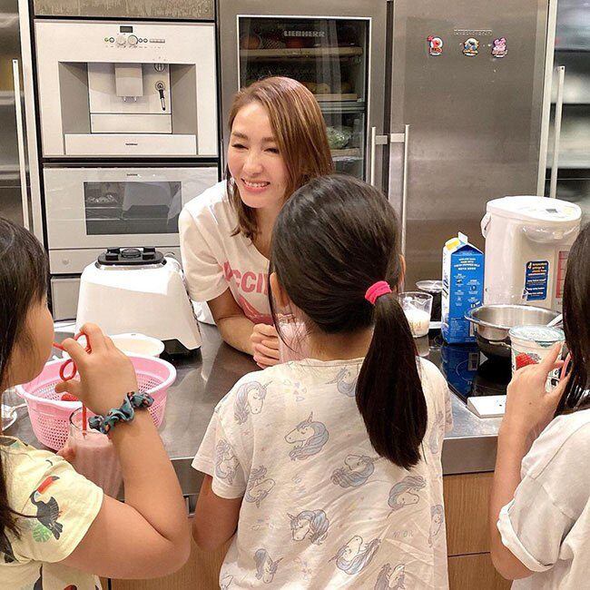 “Đệ nhất mỹ nhân” gả cho tỷ phú tật nguyền hơn 15 tuổi, sinh 3 con gái được chồng tặng siêu du thuyền 1.600 tỷ - 6