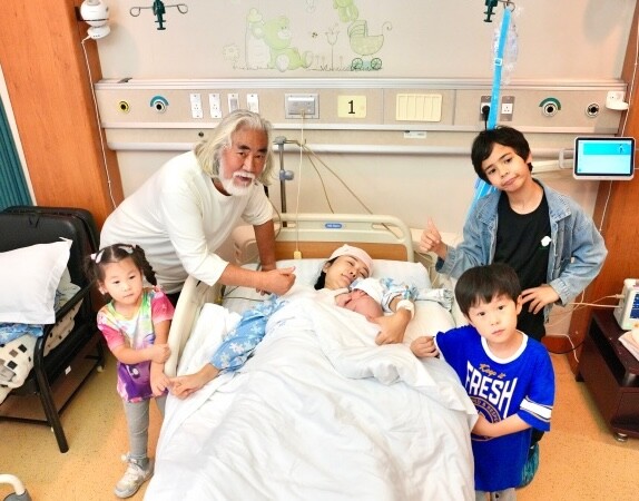 Đến trường họp phụ huynh, đạo diễn khét tiếng showbiz bị nhầm là ông nội, hoá ra U80 có 4 con với vợ kém 31 tuổi - 6