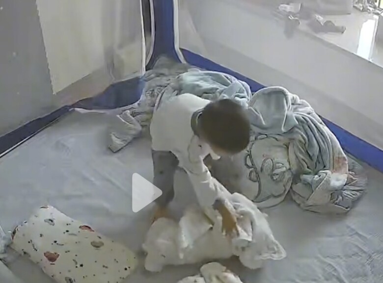 Đoạn camera ghi lại khoảnh khắc khiến cõi mạng hãi hùng, một em bé sơ sinh nằm vẫy vùng trên giường ngủ - 3