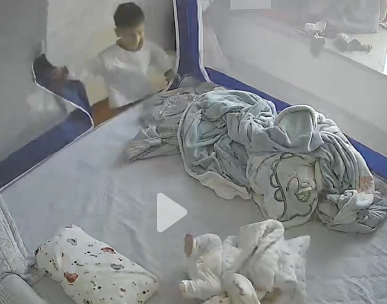 Đoạn camera ghi lại khoảnh khắc khiến cõi mạng hãi hùng, một em bé sơ sinh nằm vẫy vùng trên giường ngủ - 2